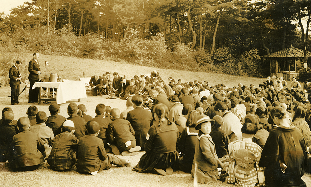 1947.11.16　E.W.マクミラン博士を迎える記念野外礼拝の様子