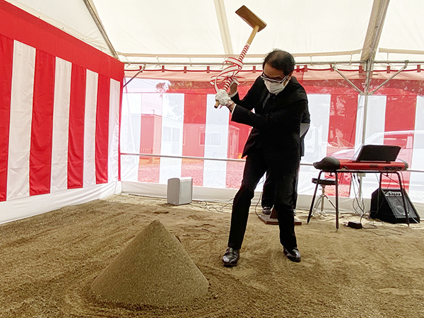 鍬入れの様子（笹尾理事長）