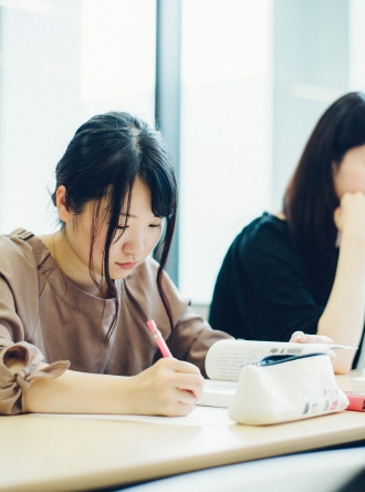 キャリア支援センターのスタッフをはじめ、教職指導室や公務員対策室、各学科の教員が一丸となって、学生一人ひとりのキャリア形成を1年次からきめ細かくサポートしています。