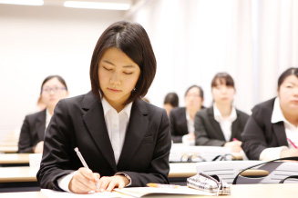 キャリア支援センターのスタッフをはじめ、教職指導室や公務員対策室、各学科の教員が一丸となって、学生一人ひとりのキャリア形成を1年次からきめ細かくサポートしています。