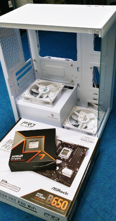 組み込まれるのを待つマザーボードと CPU